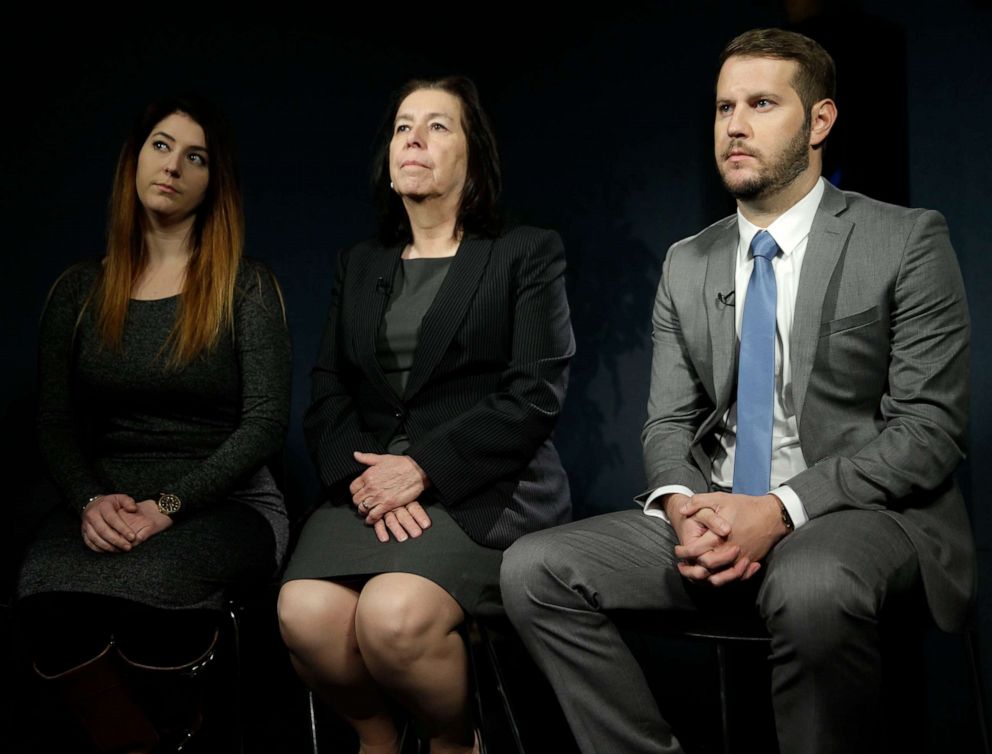 PHOTO: Christine Levinson, center, wife of Robert Levinson, and her children, Dan and Samantha Levinson, talk to reporters in New York, Jan. 18, 2016. 