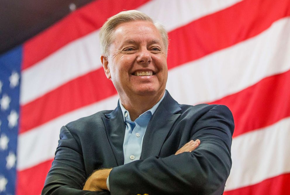 PHOTO: La sénatrice Lindsey Graham prend la parole lors d'un rassemblement de campagne pour le candidat au Sénat Mike Braun le 1er novembre 2018 à Mishawaka, dans l'Ind.