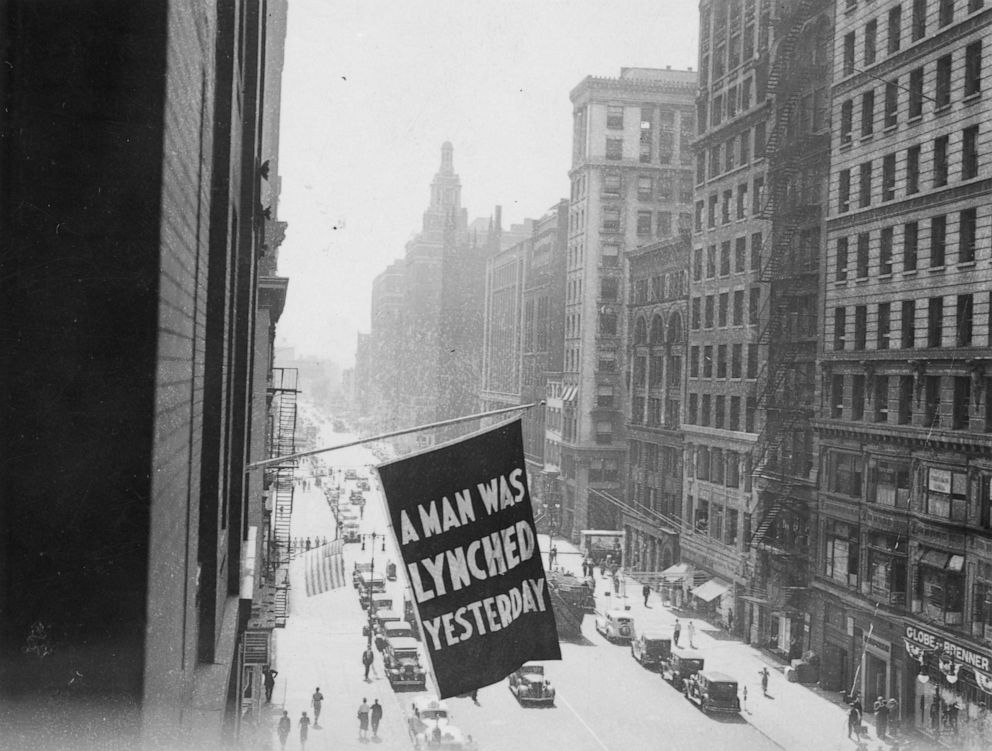 PHOTO: A flag announces a lynching from the NAACP headquarters on Fifth Avenue in New York City in 1936.