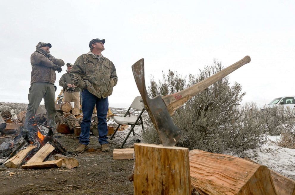 PHOTO: Members of the armed anti-government militia group occupying the Malheur National Wildlife Refuge headquarters are seen on the sixth day of the occupation of the federal building in Burns, Ore., Jan. 7, 2016.