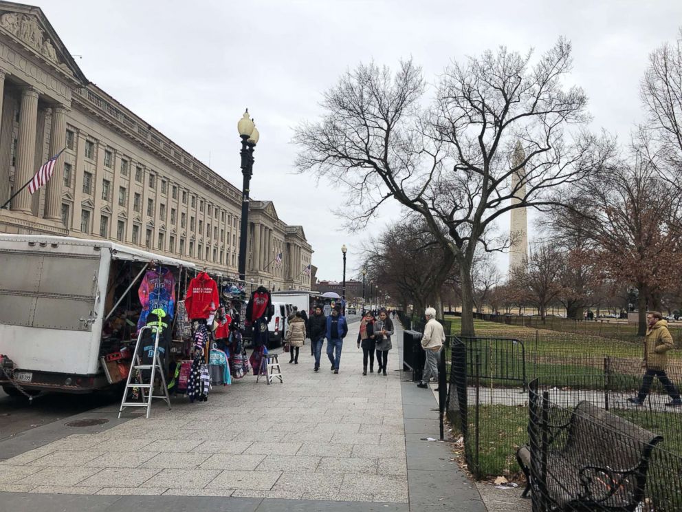 PHOTO: Vendors selling snacks and souvenirs to tourists in Washington say the shutdown has effected business, particularly in the areas outside now-closed Smithsonian museums.