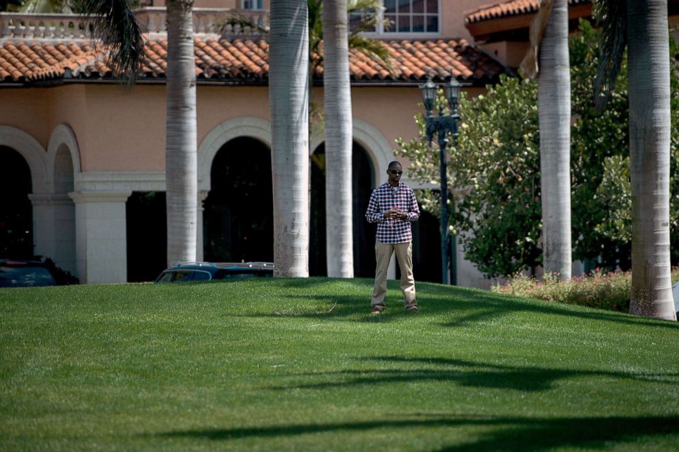 PHOTO: A member of the Secret Service stands guard as President Donald Trump returns to Mar-a-Lago from the Trump International Golf Club on March 25, 2018, in Palm Beach, Fla.