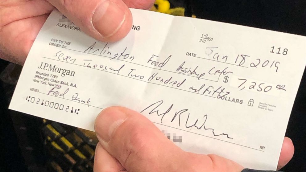 PHOTO: Sen. Mark Warner gave a check for $7250.00 to a food bank in Arlington, Va., after spending time passing out food to furloughed government workers and families in need, Jan. 18, 2019.