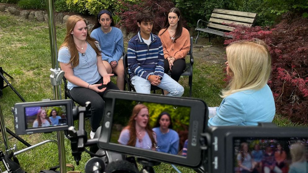 PHOTO: ABC News' Martha Raddatz interviews Sandy Hook school shooting survivors.