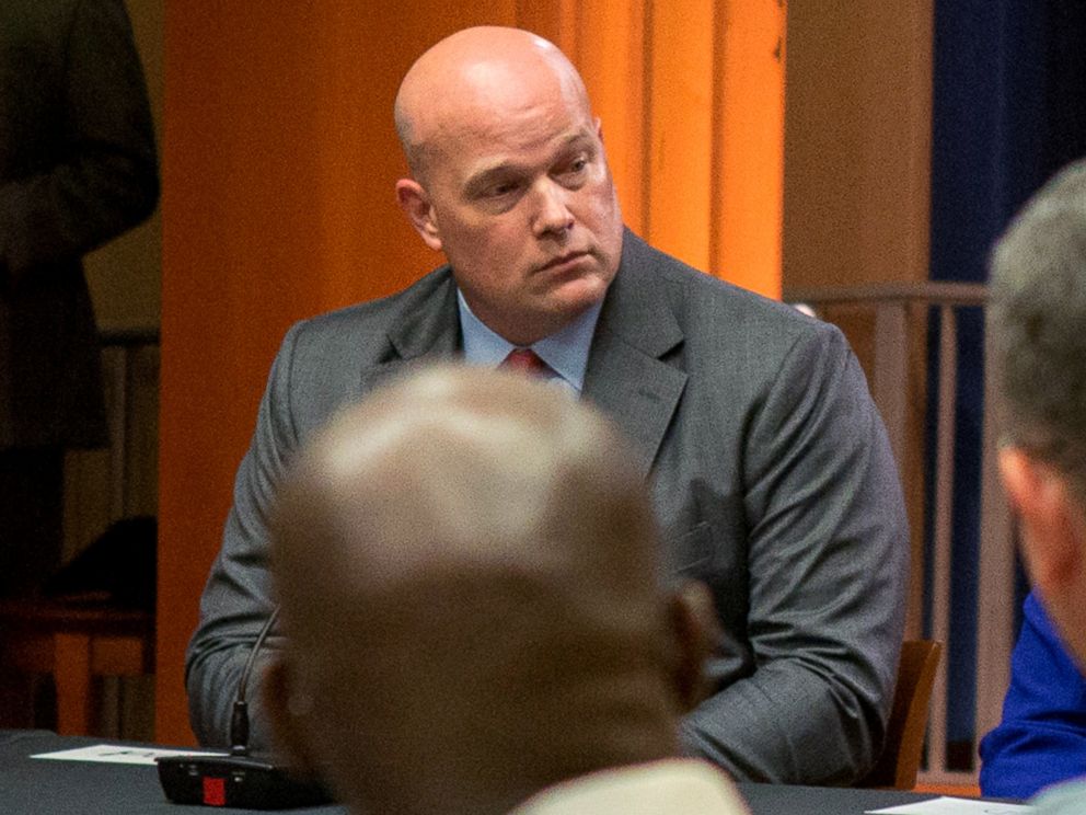 PHOTO: Le chef de cabinet du procureur général, Matthew Whitaker, assiste à une table ronde avec des officiers de liaison étrangers au Département de la justice à Washington, le 29 août 2018.