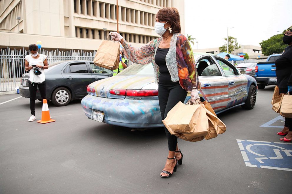 PHOTO: Congresswoman Maxine Waters distributes meals at Crozier Middle School on May 29, 2020, in Inglewood, Calif.