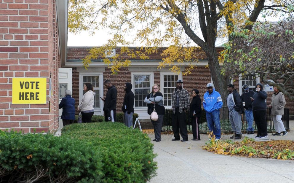 PHOTO: People line up to cast their ballots at a polling station, Nov. 8, 2016 in Flint, Mich.