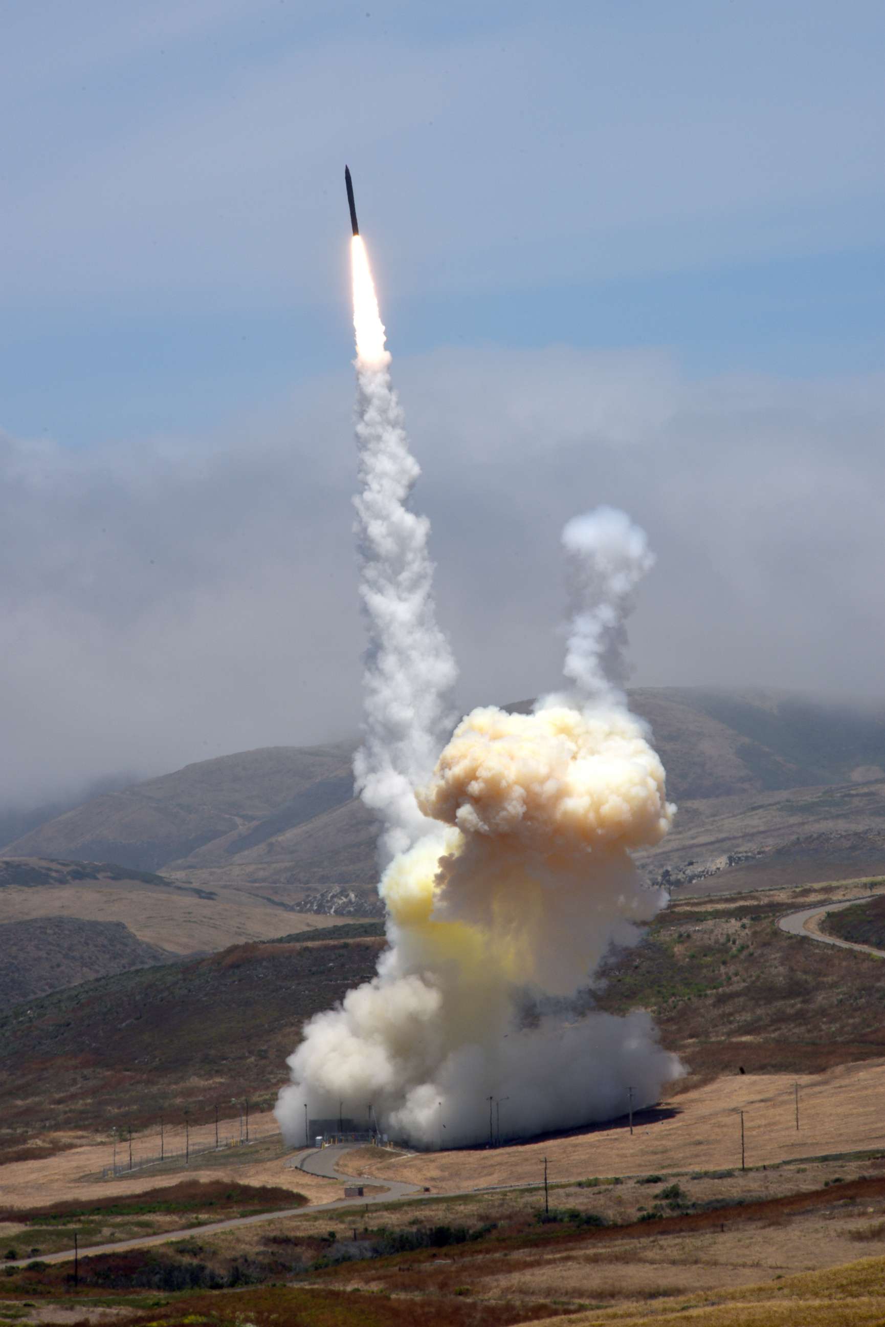 PHOTO: Missile interceptor test at Vandenberg Air Force base