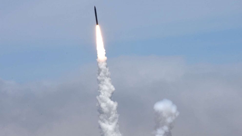 PHOTO: Missile interceptor test at Vandenberg Air Force base