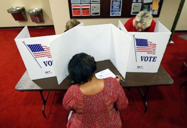 PHOTO: Last minute voters rush to cast their ballots on Election Day at the Christ United Methodist Church precinct in north Jackson, Miss., Nov. 8, 2016.