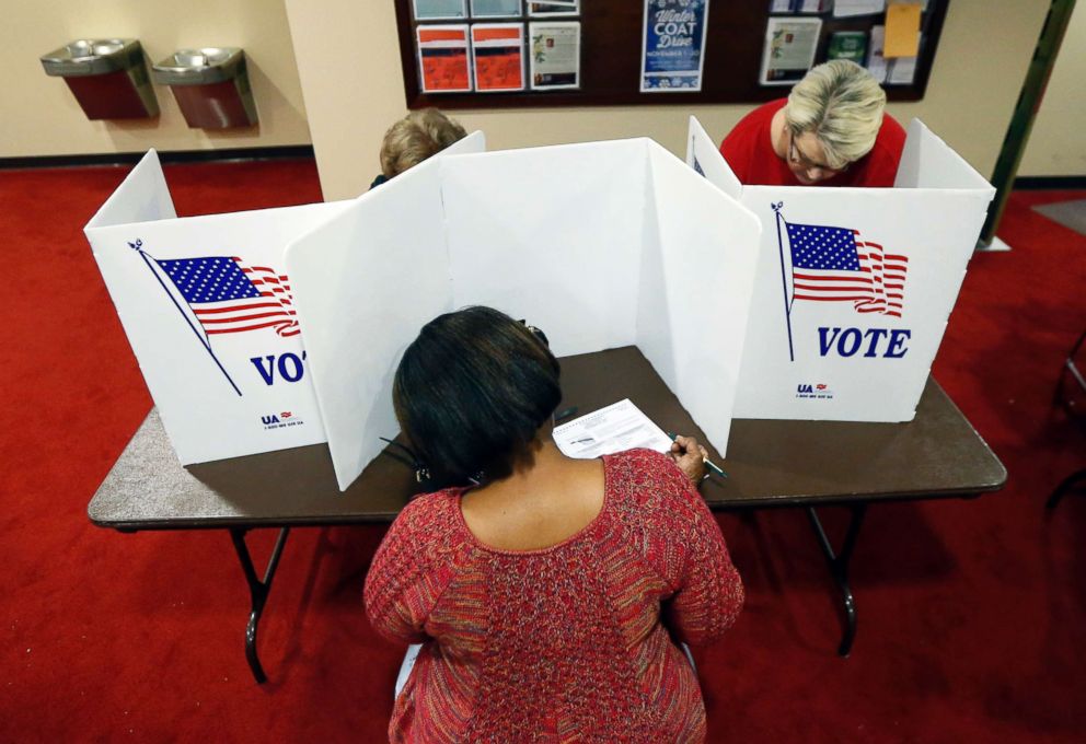 PHOTO: Last minute voters rush to cast their ballots on Election Day at the Christ United Methodist Church precinct in north Jackson, Miss., Nov. 8, 2016.