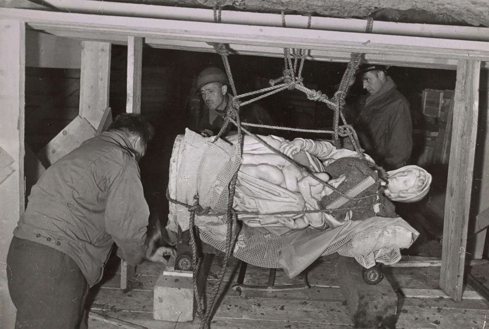 PHOTO: Monuments Men rescue Michelangelo’s Madonna and Child, Altaussee, Germany, 1945.