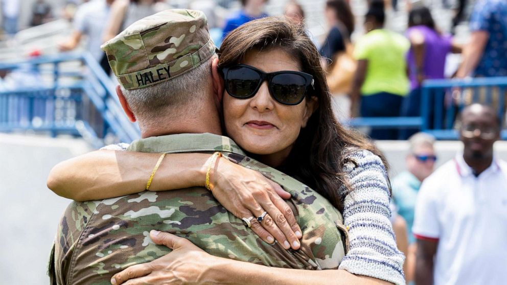 Nikki Haley blows kiss to husband at his National Guard deployment ...