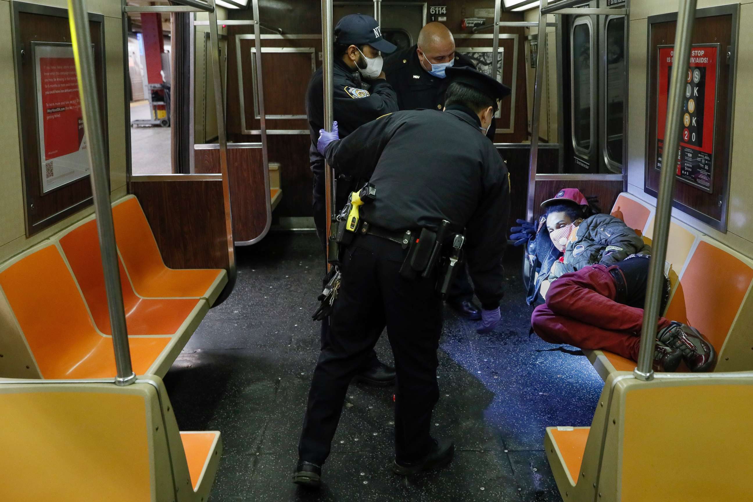 полицейские нью йорка в метро