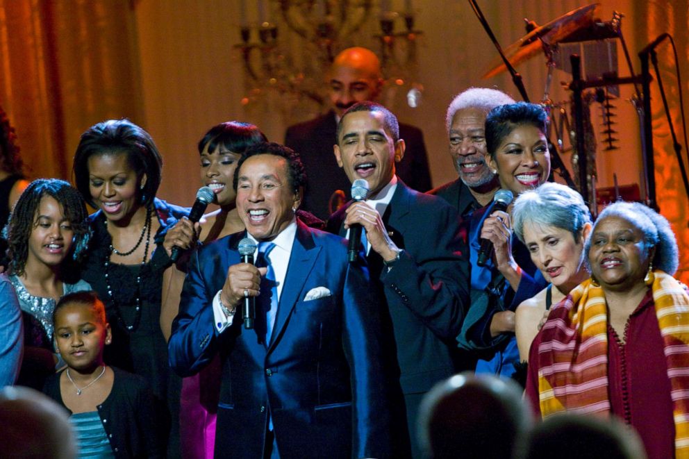 PHOTO: President Barack Obama and his family sing "Lift Every Voice and Sing" with musicians for the finale at "In Performance at the White House: A Celebration of Music from the Civil Rights Movement," Feb. 9, 2010.
