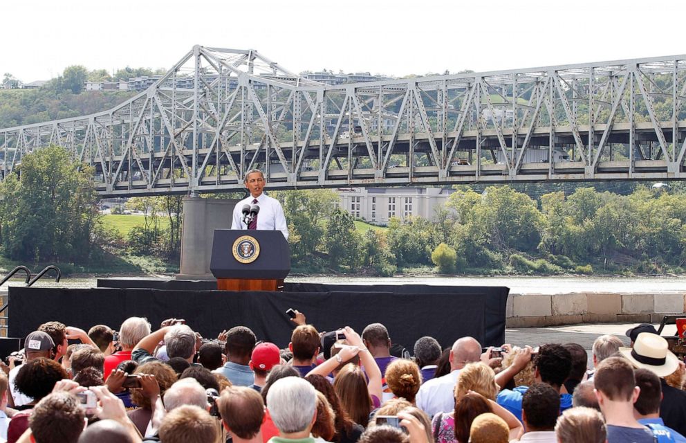 PHOTO: President Barack Obama speaks to a crowd in front of the Brent Spence Bridge, Sept. 22, 2011, in Cincinnati, Ohio.