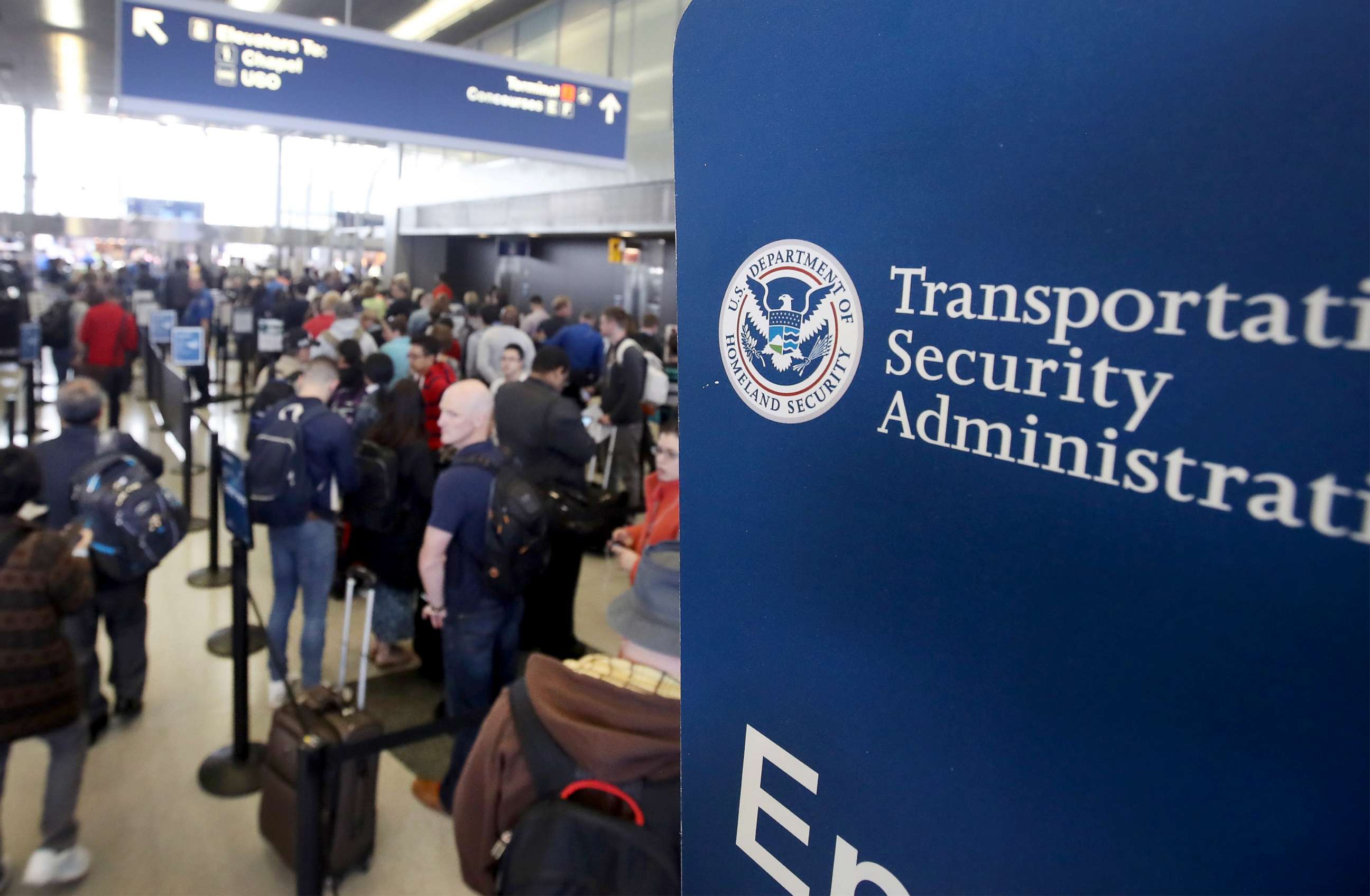 PHOTO: Passengers at O'Hare International Airport wait in line to be screened at a Transportation Security Administration (TSA) checkpoint.