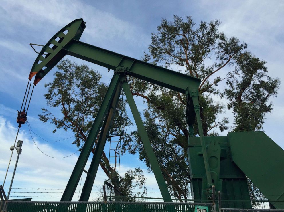 PHOTO: An oil rig pumps in Signal Hill, Calif., Jan. 22, 2015. 