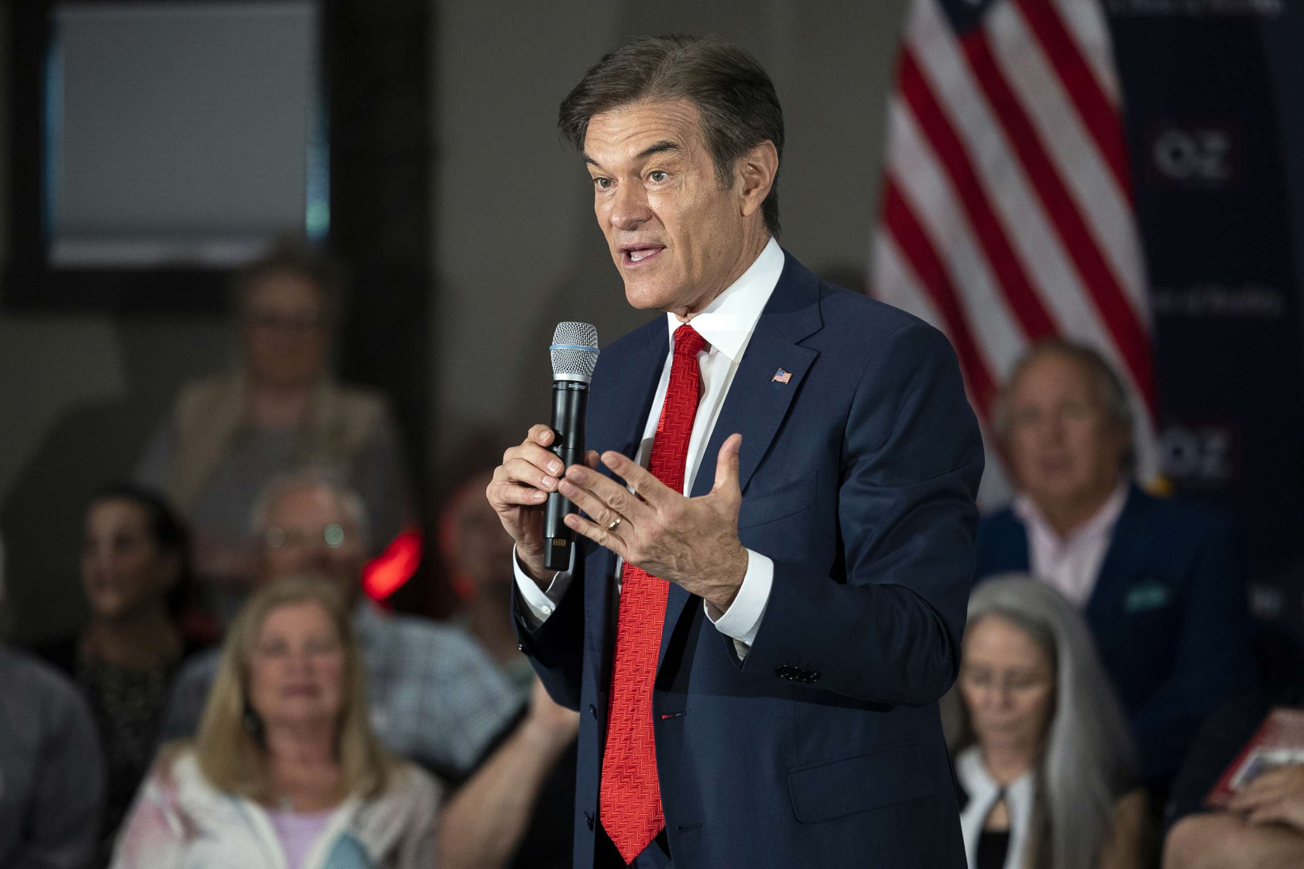 PHOTO: Mehmet Oz, celebrity physician and US Republican Senate candidate for Pennsylvania, speaks during a town hall in Bell Blue, Penn., May 16, 2022.