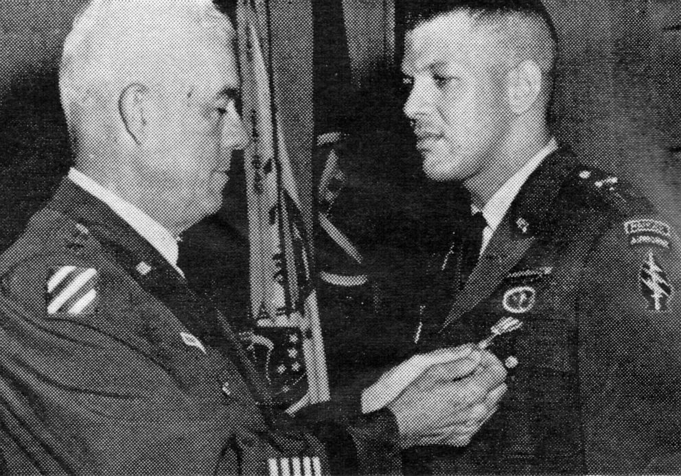 FOTO: Kapten Paris Davis dianugerahi Bintang Perak pada 15 Desember 1965. Davis menerima penghargaan atas jasanya selama pertempuran di Bong Son, Republik Vietnam, 17-18 Juni 1965