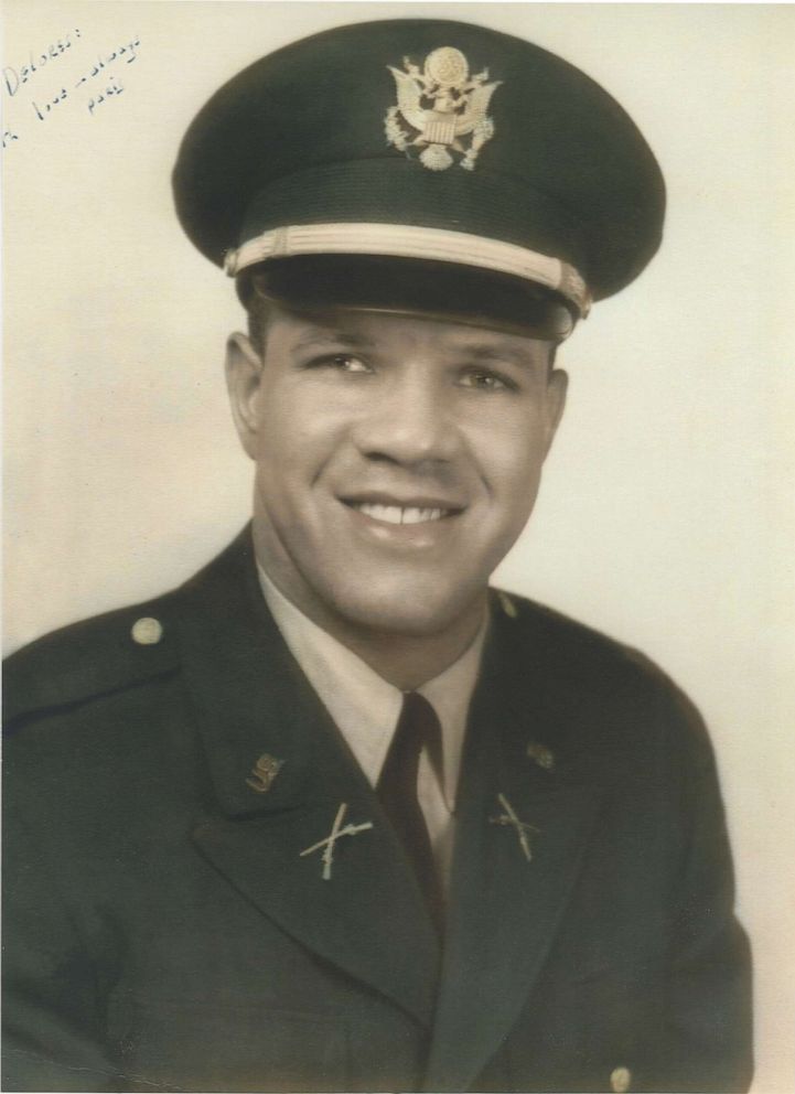 FOTO: Kapten Paris Davis berpose untuk foto dinas Angkatan Darat AS sekitar awal 1960-an.