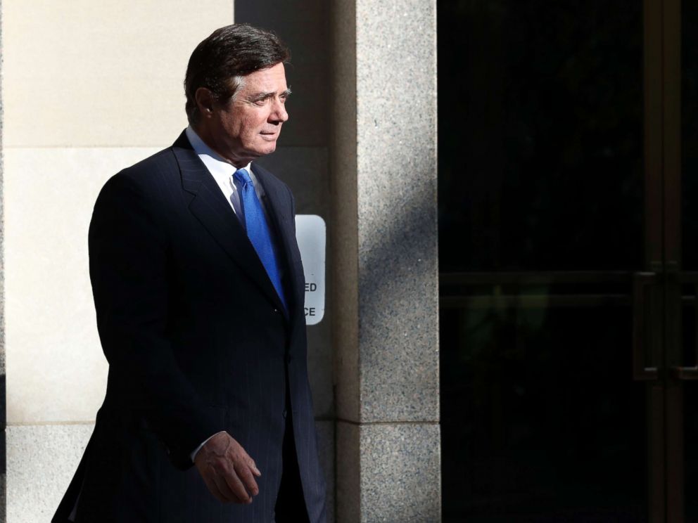 PHOTO: Paul Manafort walks from Federal District Court in Washington, Oct. 30, 2017.