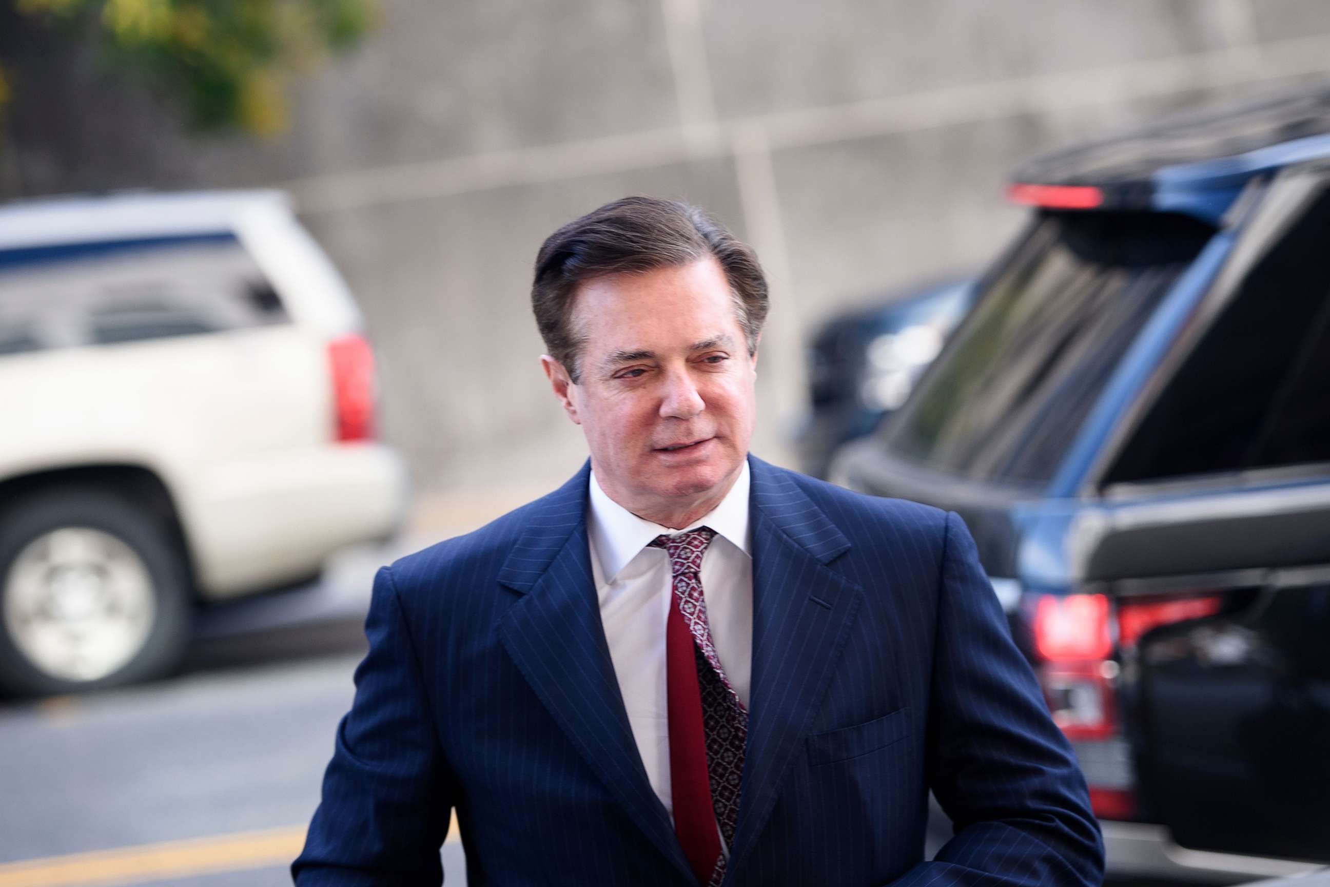 PHOTO: Paul Manafort arrives for a hearing at U.S. District Court on June 15, 2018 in Washington.