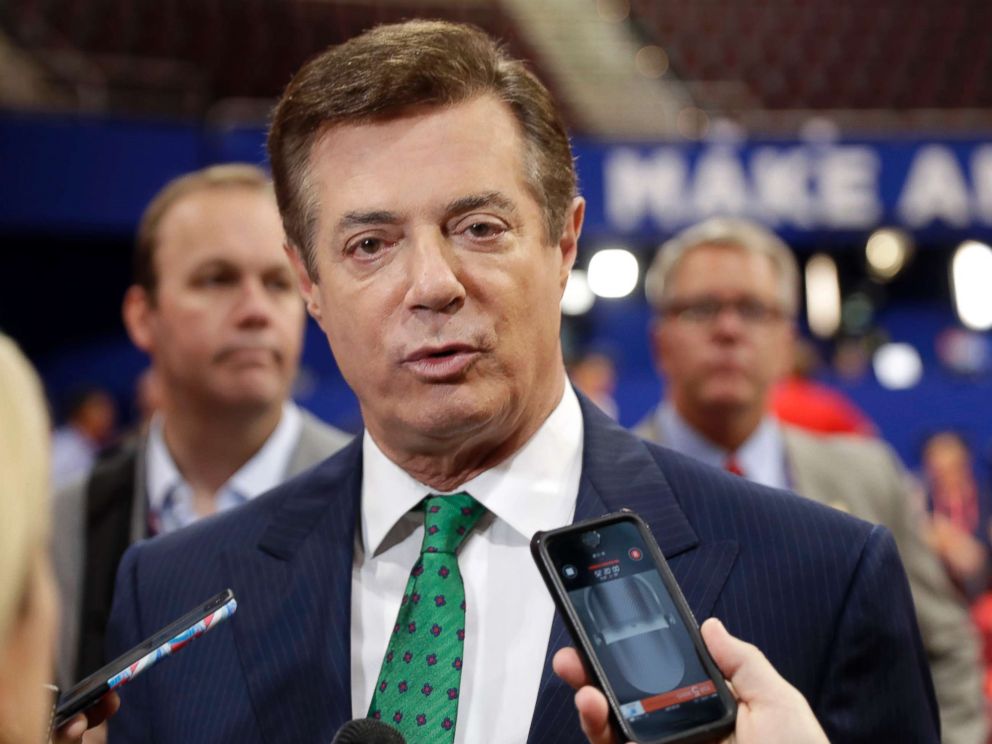 PHOTO: Trump Campaign Chairman Paul Manafort talks to reporters on the floor of the Republican National Convention at Quicken Loans Arena in Cleveland, July 17, 2016.