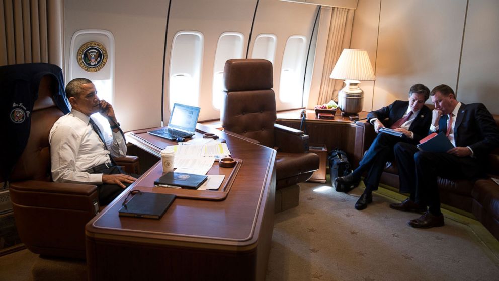 PHOTO: President Barack Obama talks on the phone with Israeli Prime Minister Benjamin Netanyahu aboard Air Force One en route to New Orleans, La., Nov. 8, 2013. 