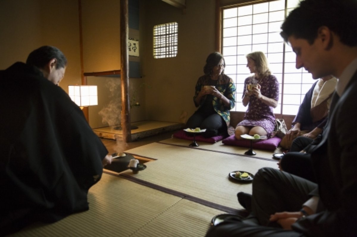 PHOTO: First Lady Michelle Obama, along with Ambassador Caroline Kennedy and Jack Schlossberg participate in a traditional Japanese tea ceremony, while visiting Kiyomizu-Dera Buddhist Temple in Kyoto, Japan, March 20, 2015. 