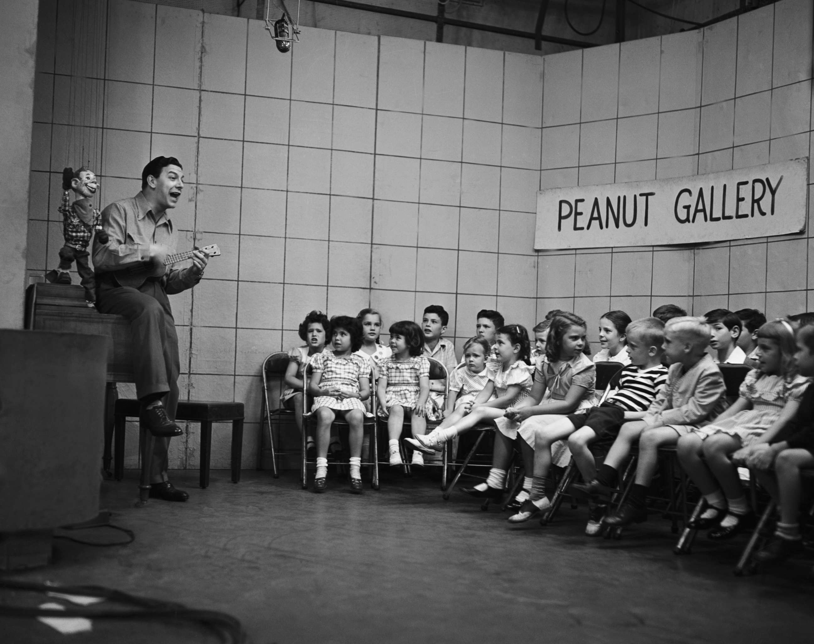 PHOTO: Howdy Doody, Bob Smith as Buffalo Bob Smith entertains the "Peanut Gallery" on an episode of "Howdy Doody."