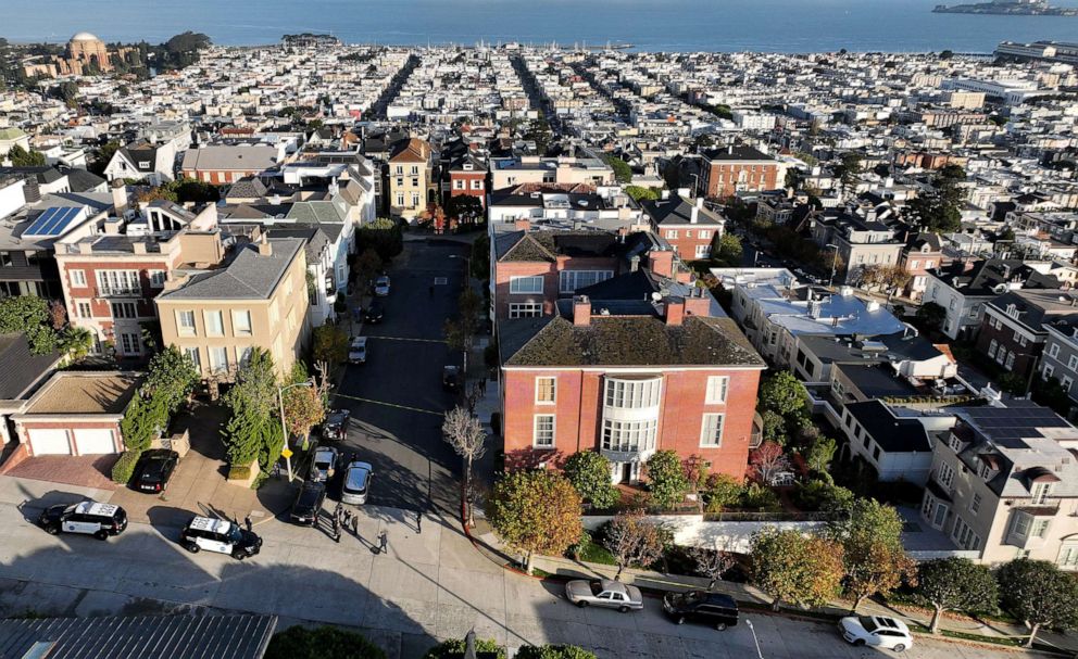 PHOTO: In an aerial view, San Francisco police officers and F.B.I. agents gather in front of the home of Speaker of the House Nancy Pelosi  on Oct. 28, 2022 in San Francisco. Paul Pelosi, the husband of Nancy Pelosi, was violently attacked in their home. 