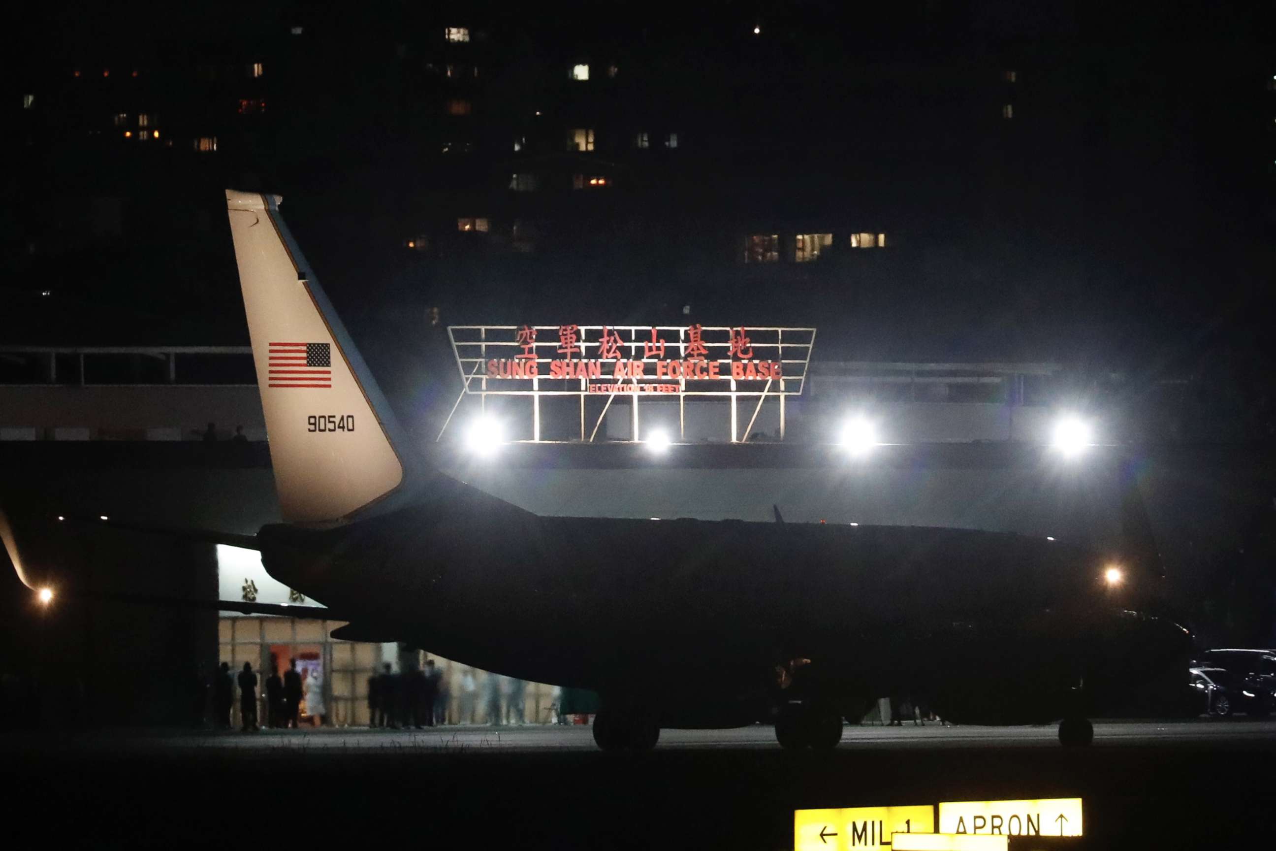 PHOTO: The Boeing C-40C flight SPAR19 carrying the delegation headed by US House Speaker Nancy Pelosi arrives in Songshan Airport in Taipei, Taiwan, Aug. 2, 2022. 