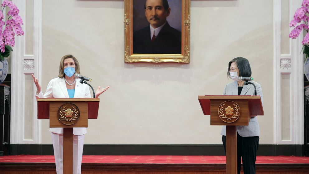 FOTO: A oradora Nancy Pelosi fala em uma entrevista coletiva com a presidente de Taiwan, Tsai Ing-wen, no escritório presidencial em Taipei, Taiwan, em 3 de agosto de 2022.