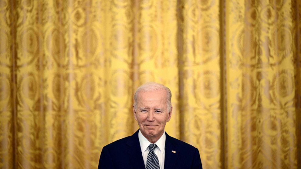 FOTO: Președintele Joe Biden urmărește în timpul unui anunț privind infrastructura internetului de mare viteză în Sala de Est a Casei Albe din Washington, DC, 26 iunie 2023.