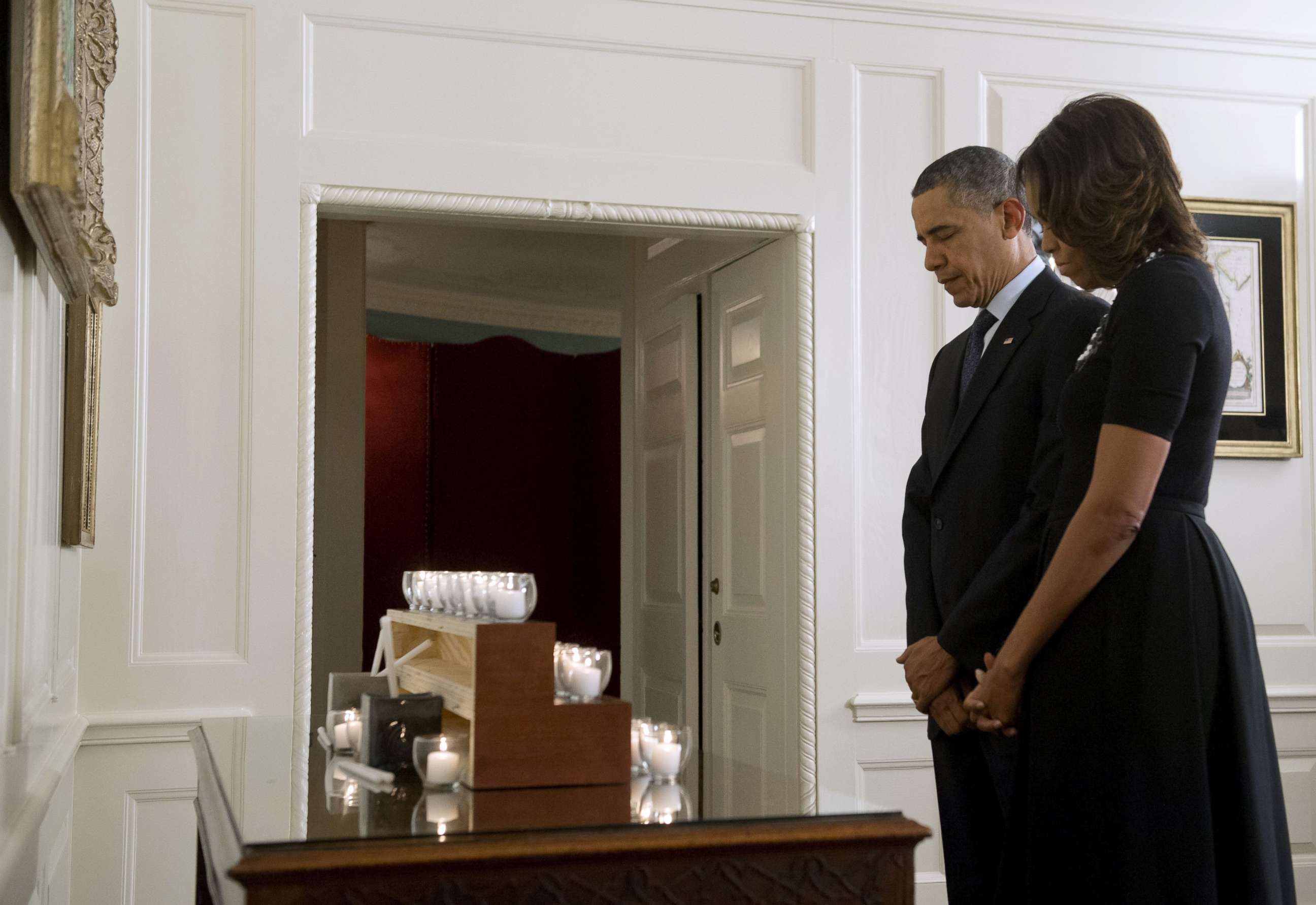 PHOTO: President Barack Obama and first lady Michelle Obama observe a moment of silence, honoring the 26 students and teachers killed at Sandy Hook Elementary School in Newtown, Connecticut, in Washington, DC, Dec. 14, 2013.