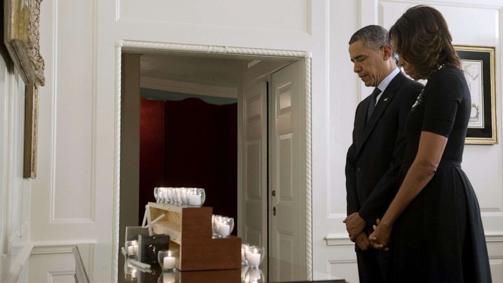 PHOTO: President Barack Obama and first lady Michelle Obama observe a moment of silence, honoring the 26 students and teachers killed at Sandy Hook Elementary School in Newtown, Connecticut, in Washington, DC, Dec. 14, 2013.