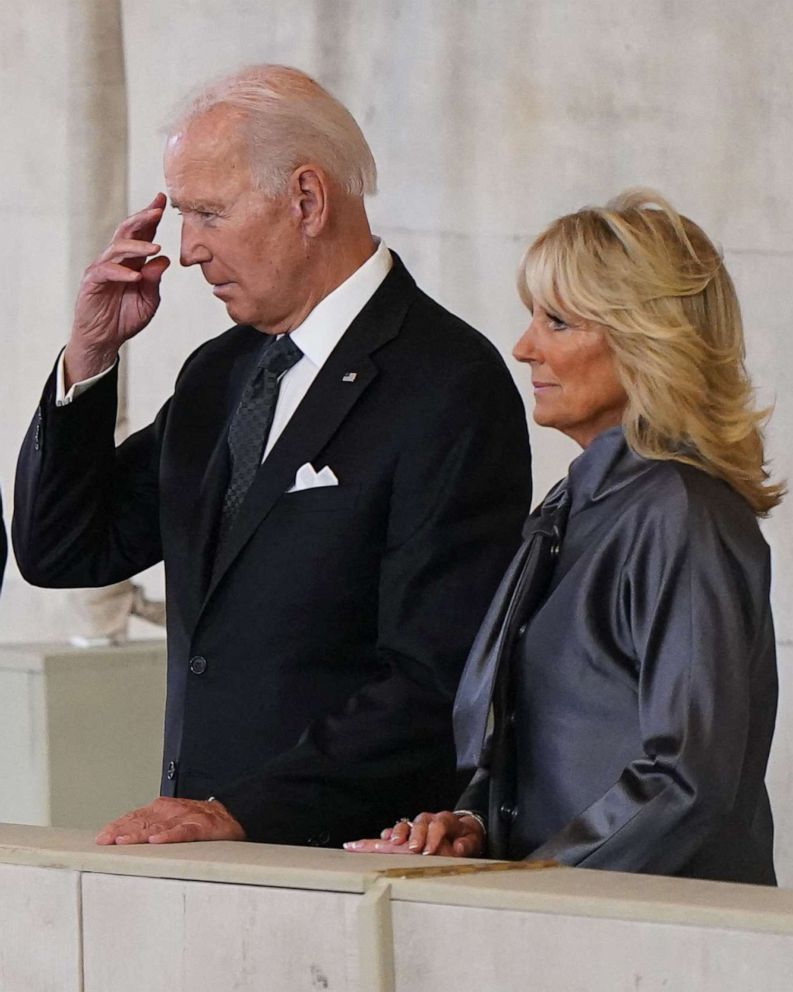æstetisk universitetsområde besejret President Joe Biden, first lady Jill Biden pay their respects to Queen  Elizabeth ahead of funeral - ABC News