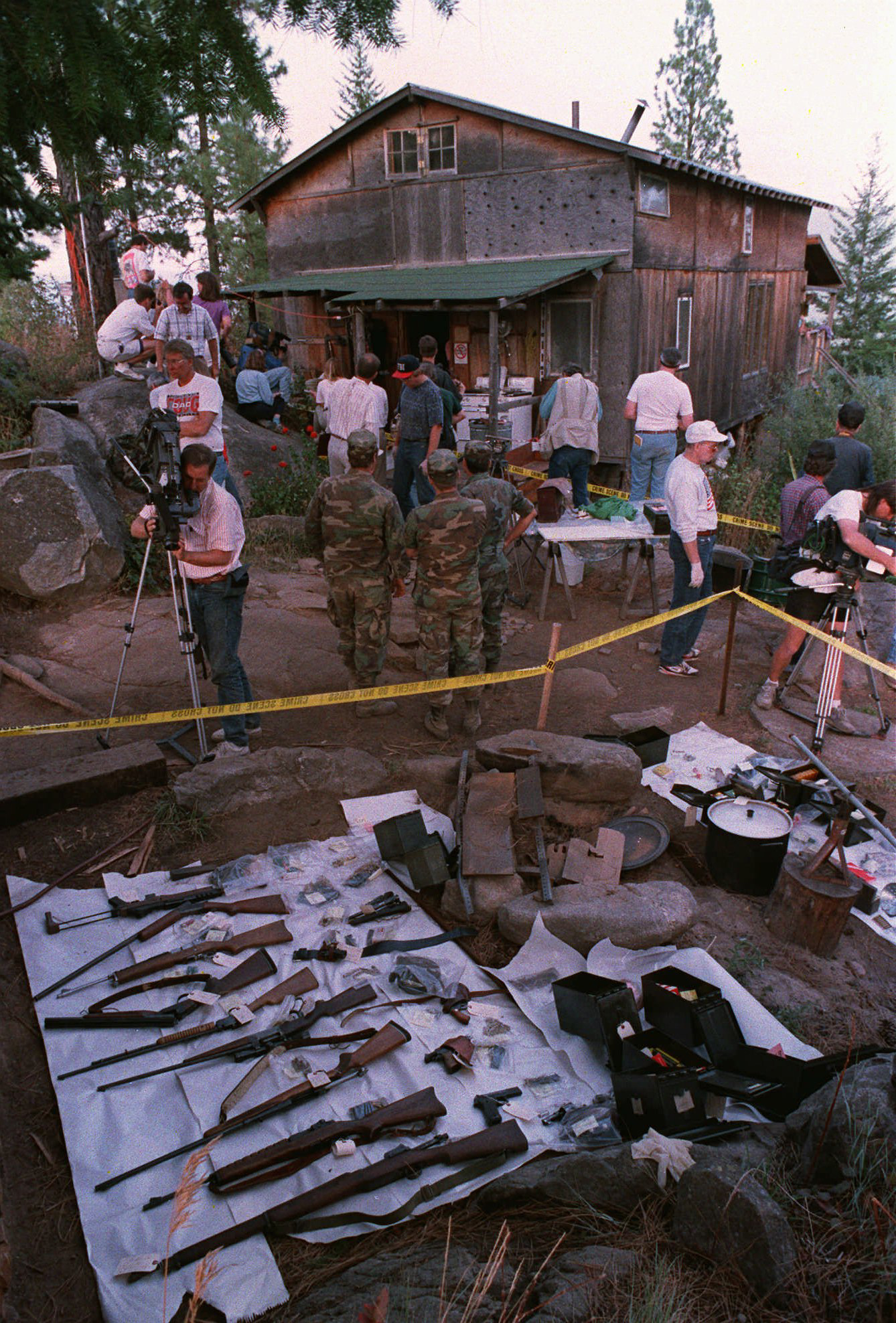 PHOTO: Federal agents and members of the media tour the outside of Randy Weaver's home, Sept. 1, 1992 near Naples, Idaho.