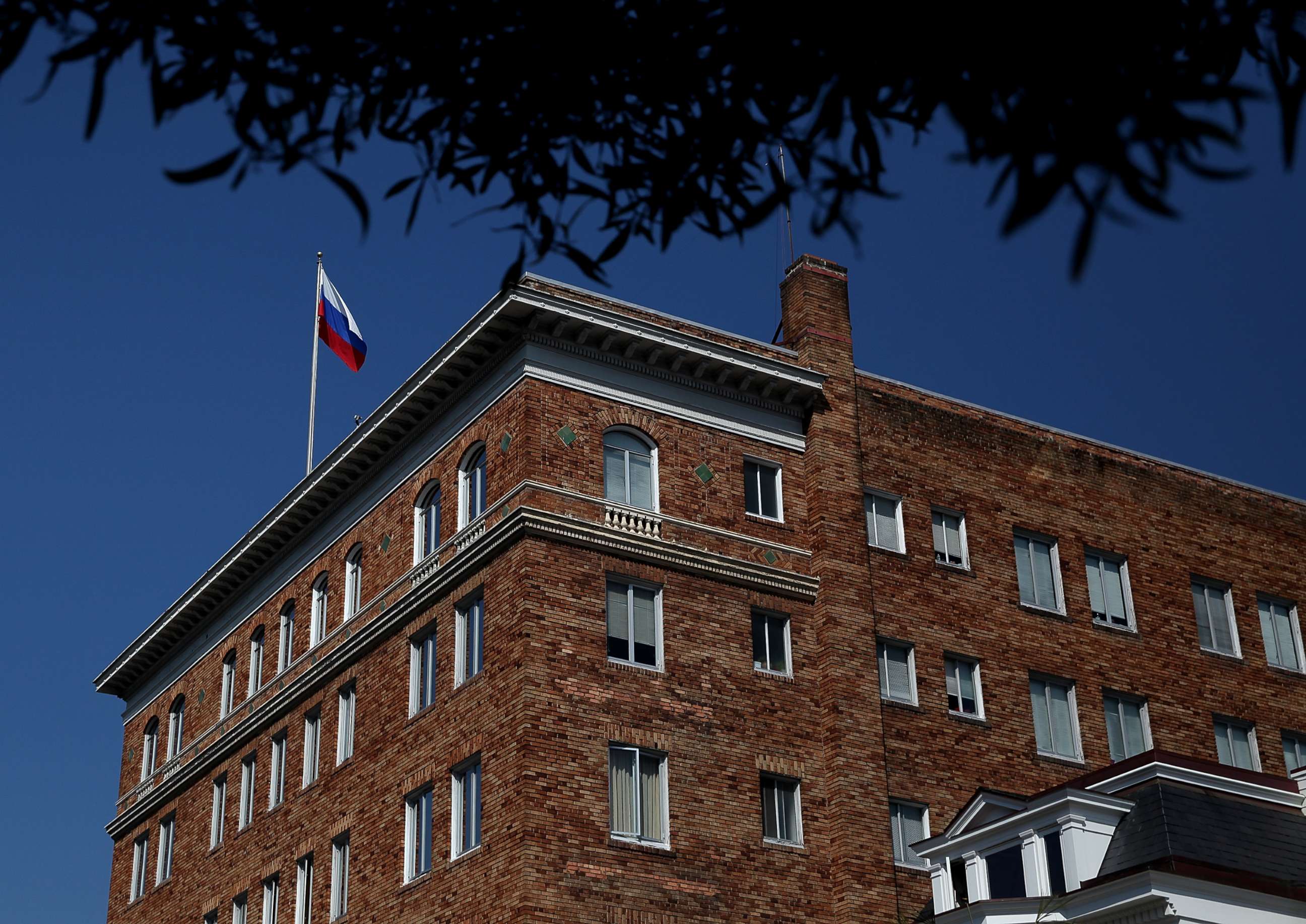 PHOTO: A Russian flag flies above the country's consulate in San Francisco on Aug. 31, 2017.