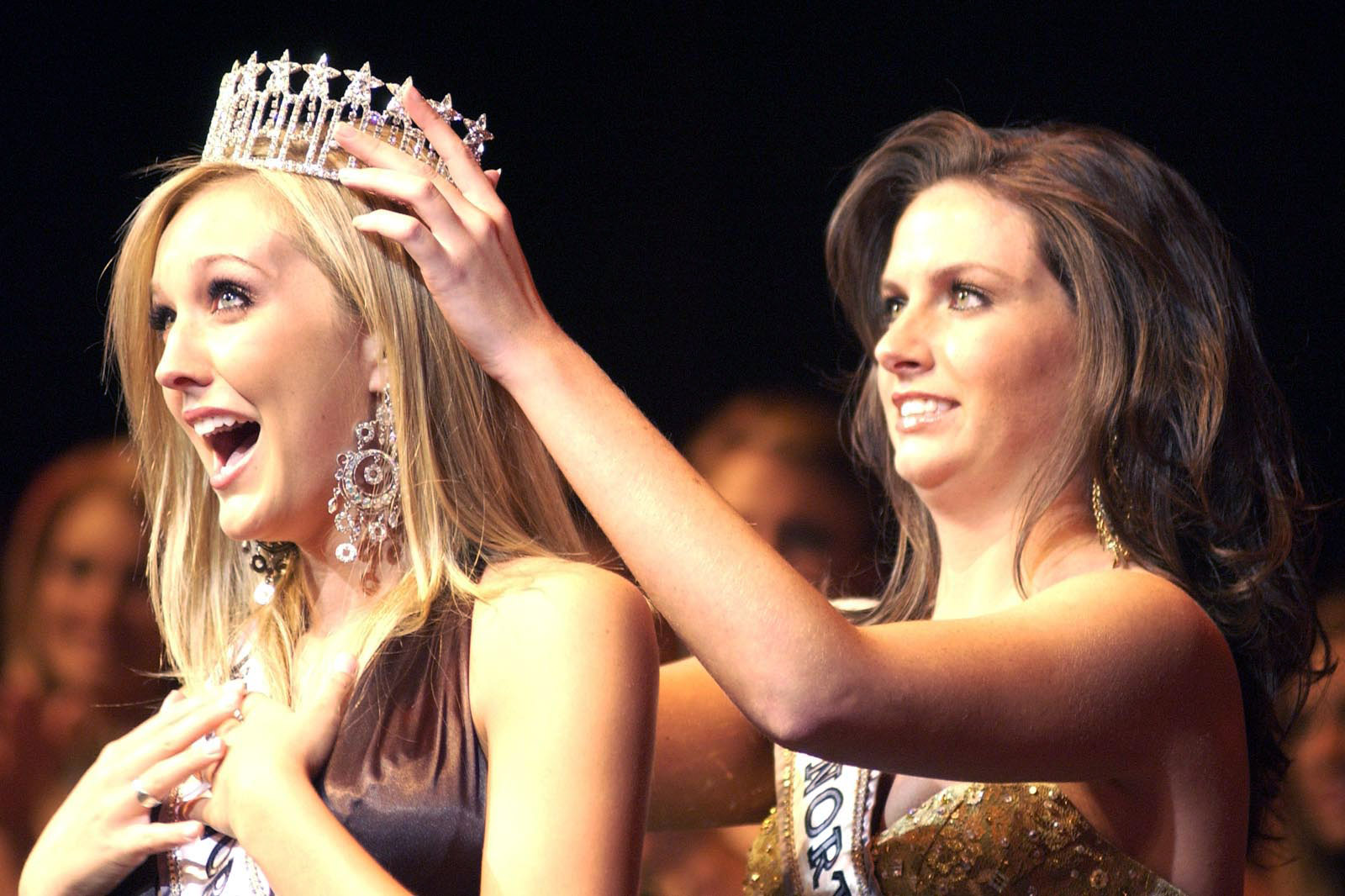 PHOTO: Miss North Carolina USA 2006 Erin O'Kelley, left, from Asheville, N.C., recieves her crown from Miss North Carolina USA 2005, Samantha Holvey, SOct. 28, 2006, in High Point, North Carolina. 