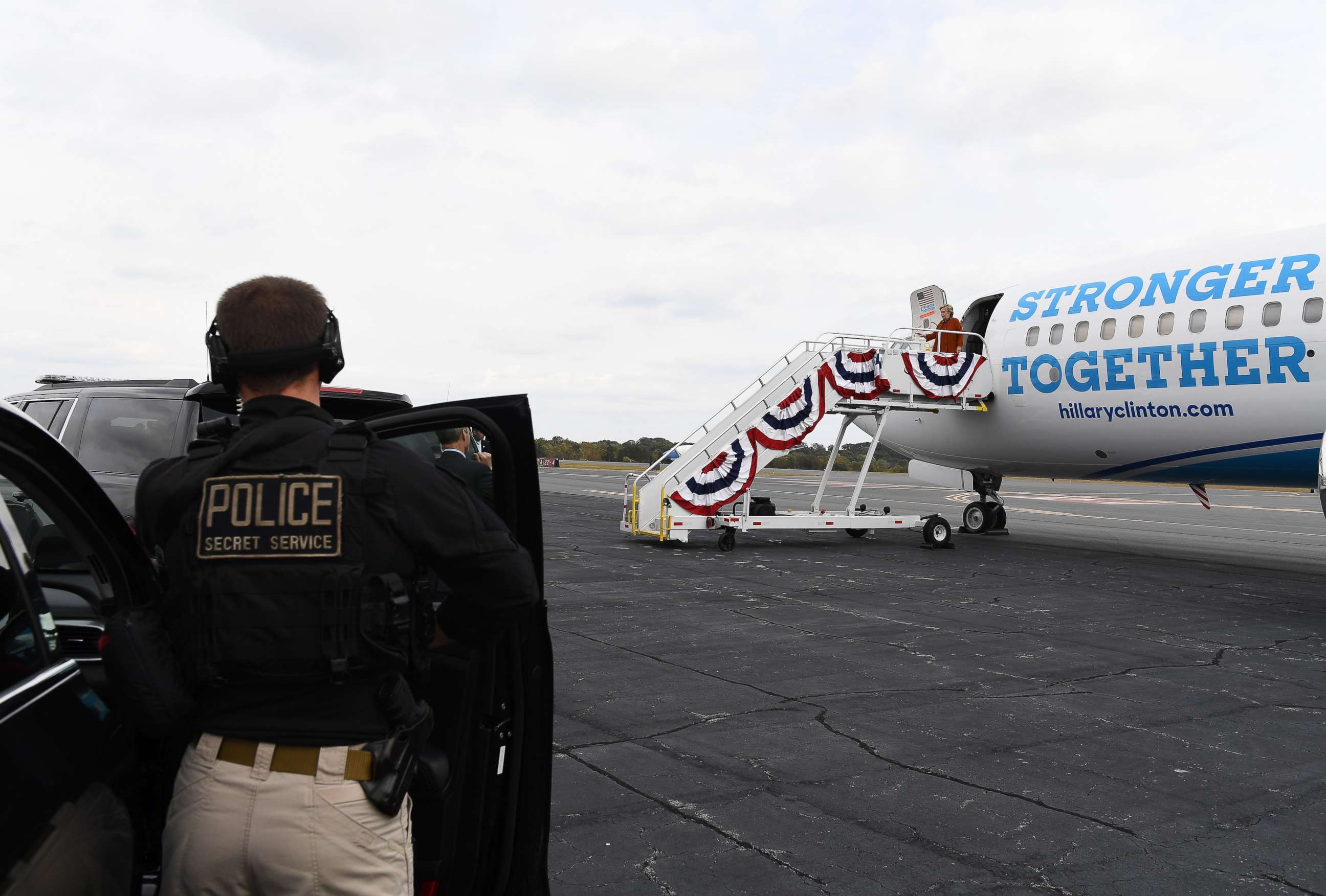 PHOTO: A member of the Secret Service watches US Democratic presidential nominee Hillary Clinton step off her campaign plane,in Winston-Salem, North Carolina on October 27, 2016.