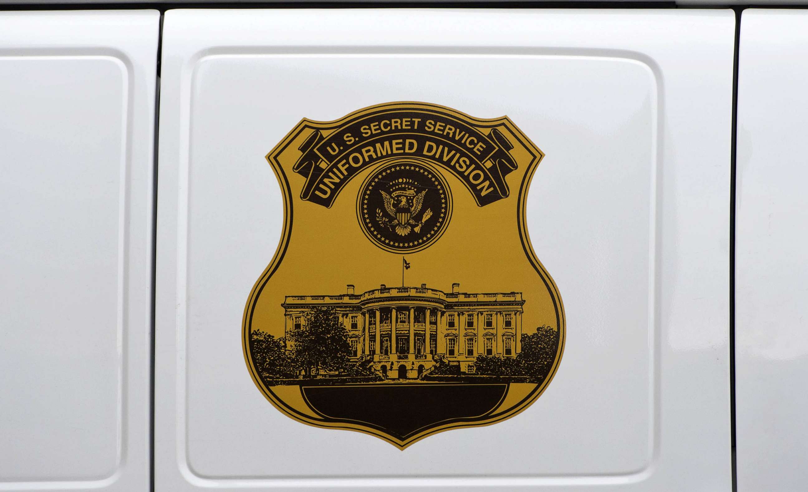 PHOTO: In this Oct. 2, 2014, file photo, the seal of the Secret Service Uniformed Division is seen on the side of a vehicle in Washington, D.C.