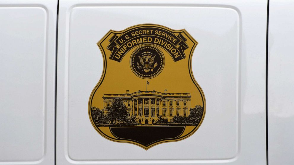 PHOTO: In this Oct. 2, 2014, file photo, the seal of the Secret Service Uniformed Division is seen on the side of a vehicle in Washington, D.C.