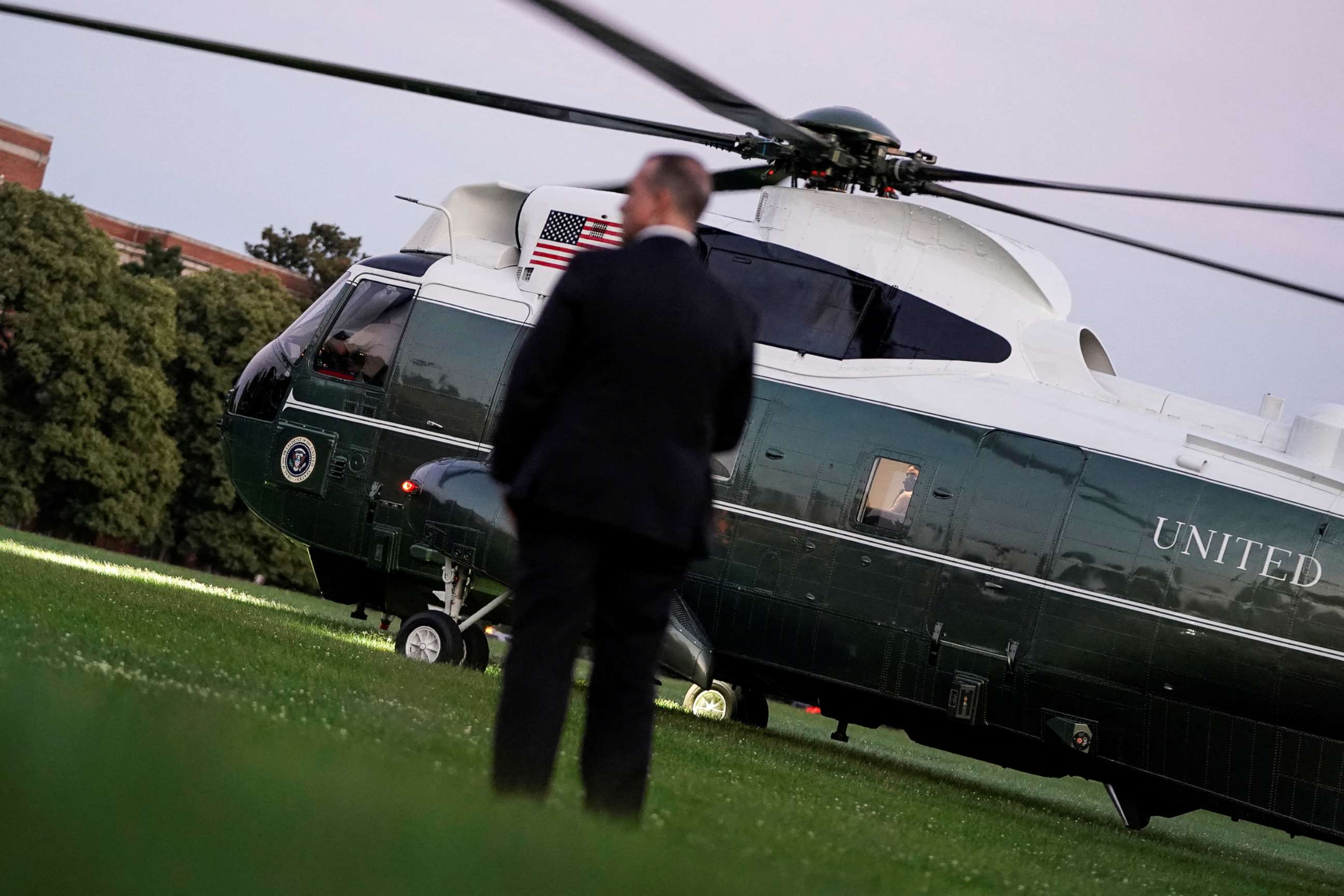 PHOTO: A Secret Service agent stands by after Marine One at Fort McNair in Washington, D.C., July 10, 2022.