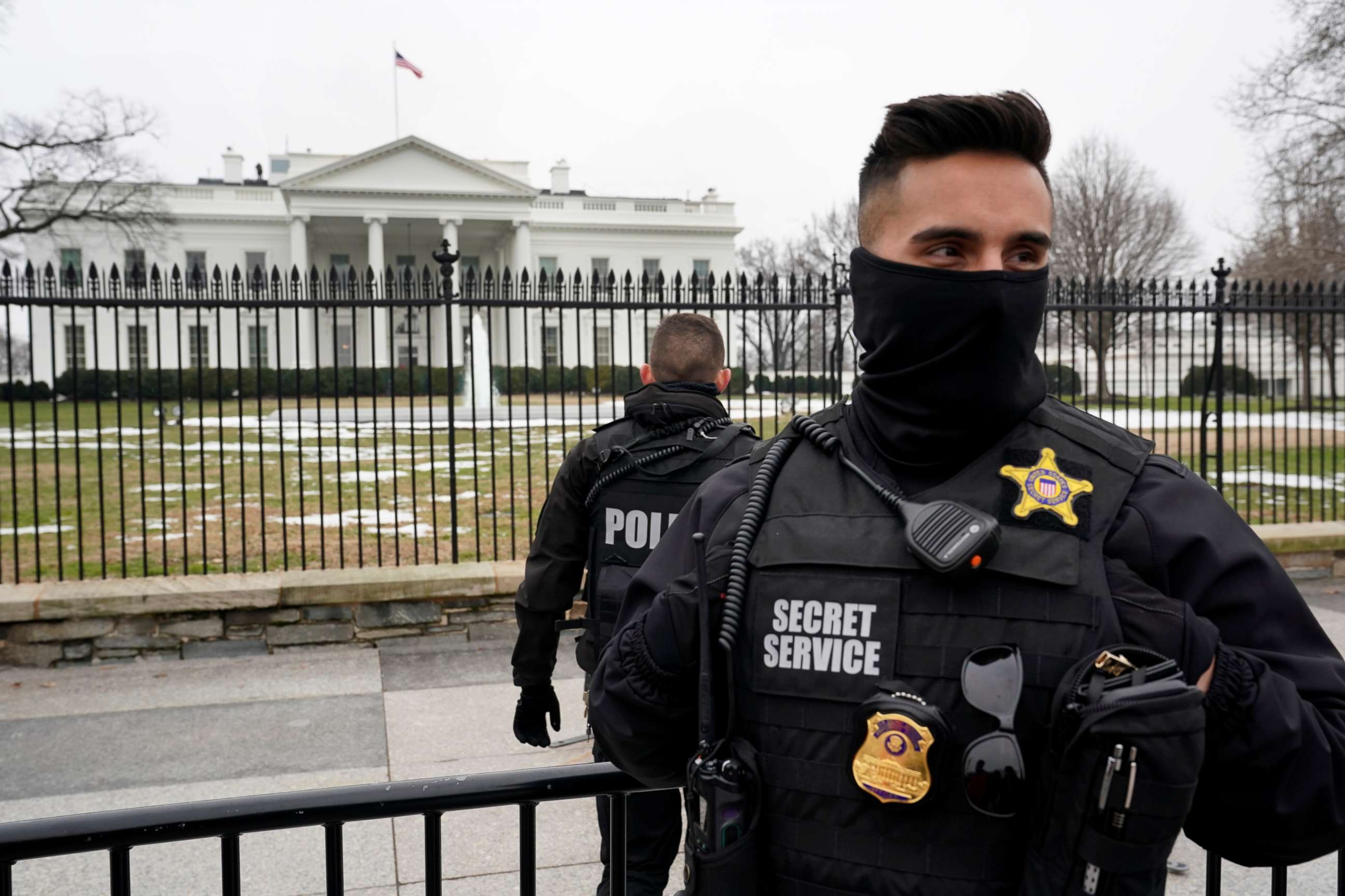 PHOTO: U.S. Secret Service Uniformed Division officers stand in front of White House in Washington, Jan. 19, 2019.