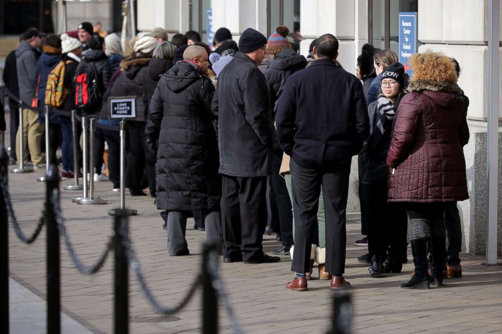 PHOTO: Federal employees continue to line up outside outside the World Central Kitchen for free food and coffee Jan. 28, 2019 in Washington, D.C.