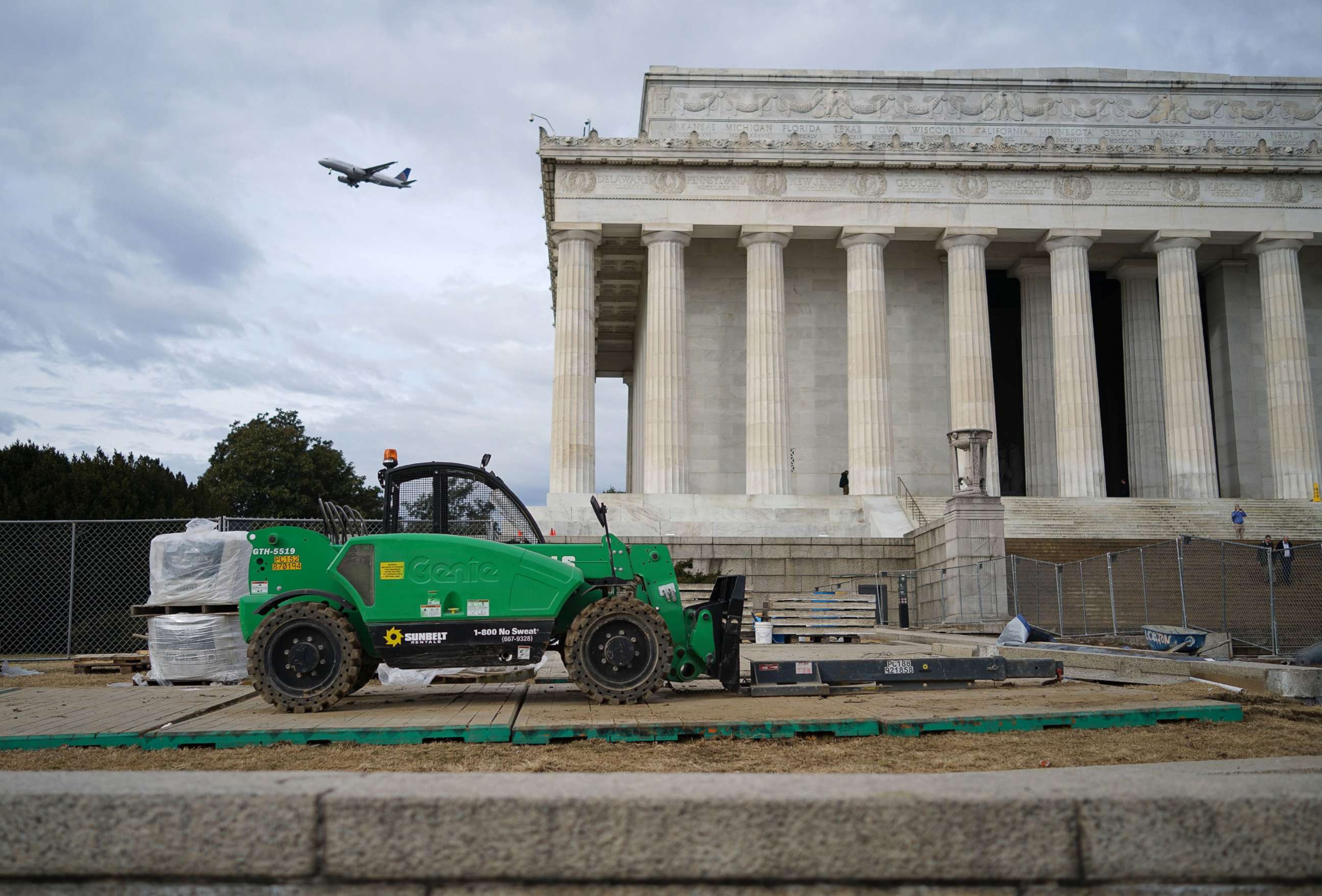 PHOTO: An idle forklift sits in front of the Lincoln Memorial during the government shutdown in Washington, D.C., Jan. 22, 2018.