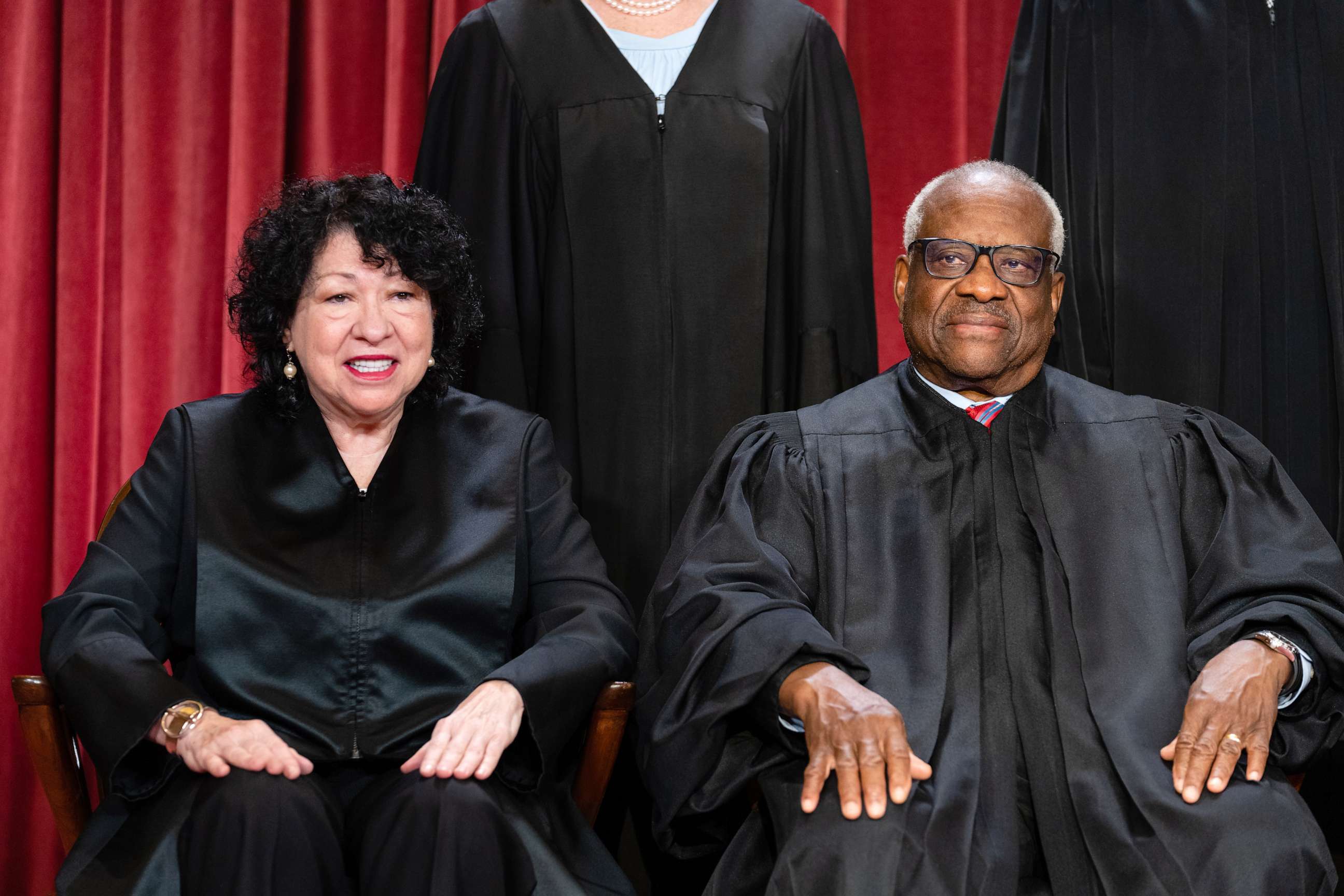 PHOTO: Associate Justice Sonia Sotomayor, left, and Associate Justice Clarence Thomas during the formal group photograph at the Supreme Court in Washington, DC, Oct. 7, 2022.