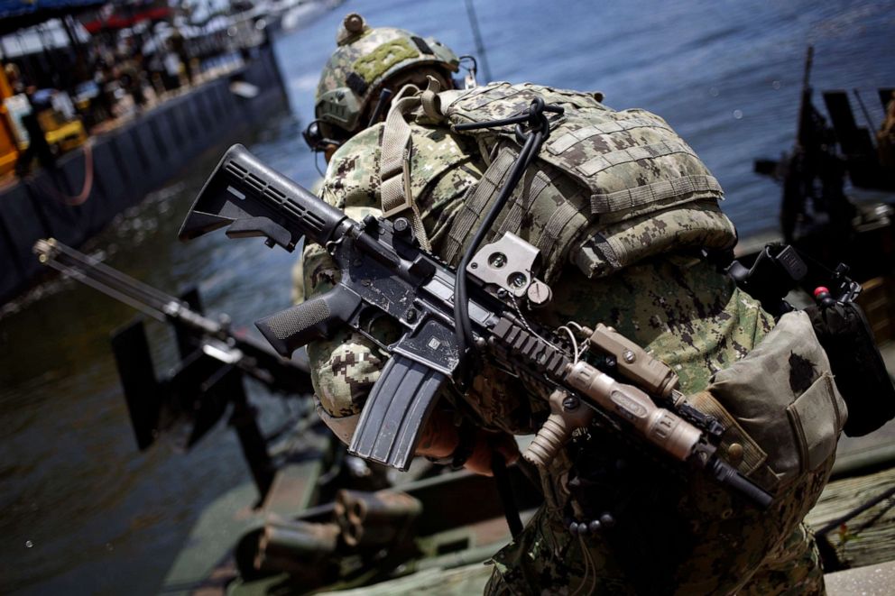 PHOTO: A U.S. Navy Special Warfare Combatant-Craft Crewman secures a boat during an International Special Operations Forces capacities exercise outside the Special Operations Forces Industry Conference (SOFIC) in Tampa, Fla., May 23, 2018.